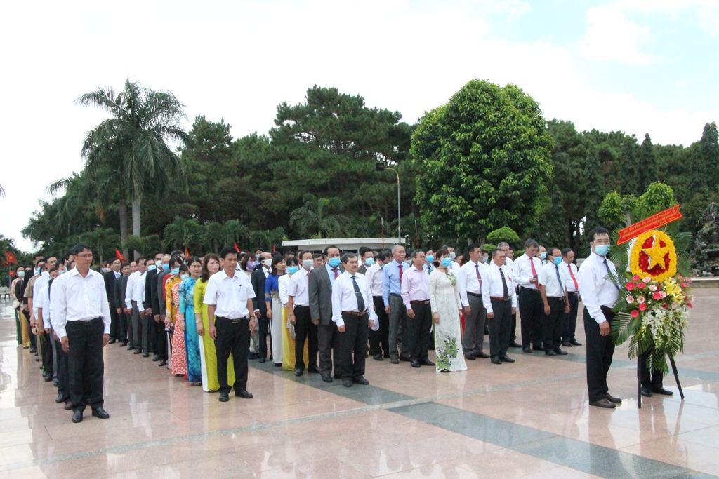 Đại biểu dự Đại hội Đảng bộ khối các cơ quan và doanh nghiệp tỉnh lần thứ VII, nhiệm kỳ 2020-2025 viếng nghĩa trang liệt sỹ
