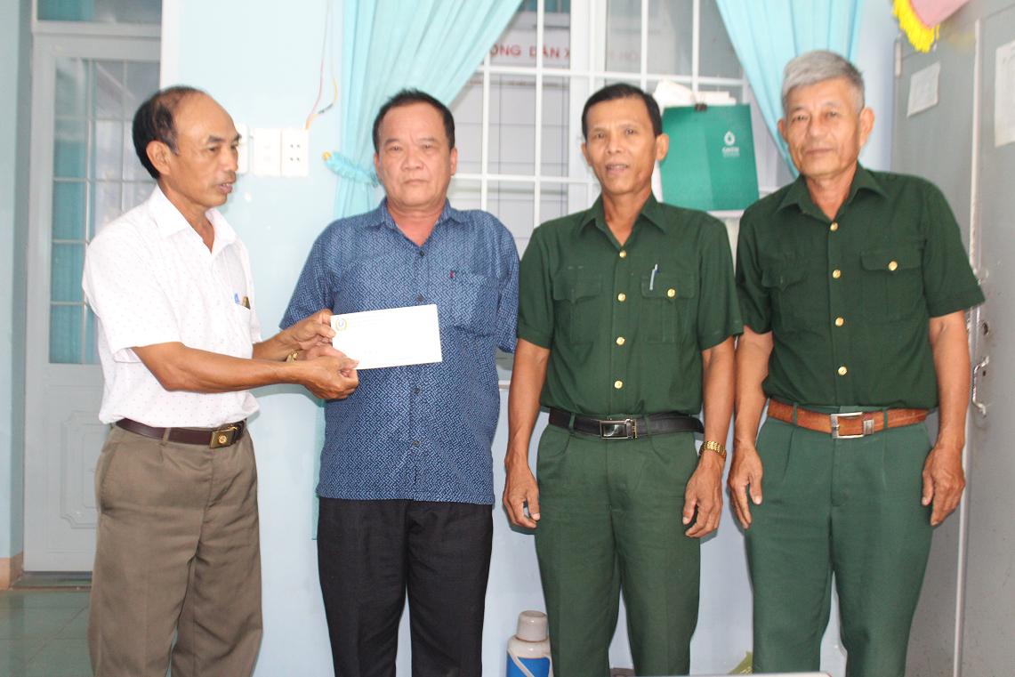 Hội Cựu chiến binh huyện Buôn Đôn tặng quà cho hội viên có hoàn cảnh đặc biệt khó khăn