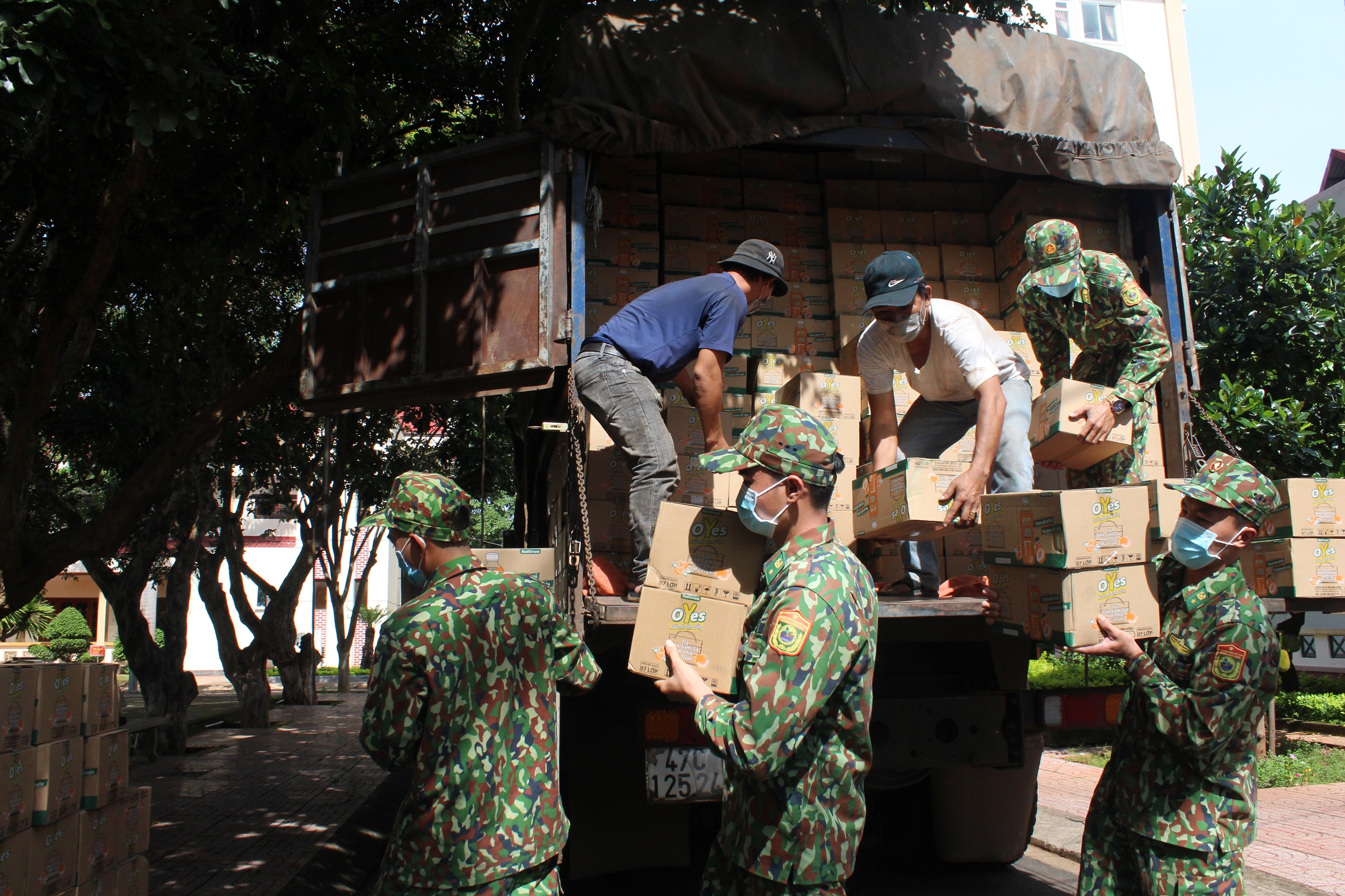 Trao tặng Bộ đội Biên phòng tỉnh Đắk Lắk 1.000 thùng sản phẩm dinh dưỡng