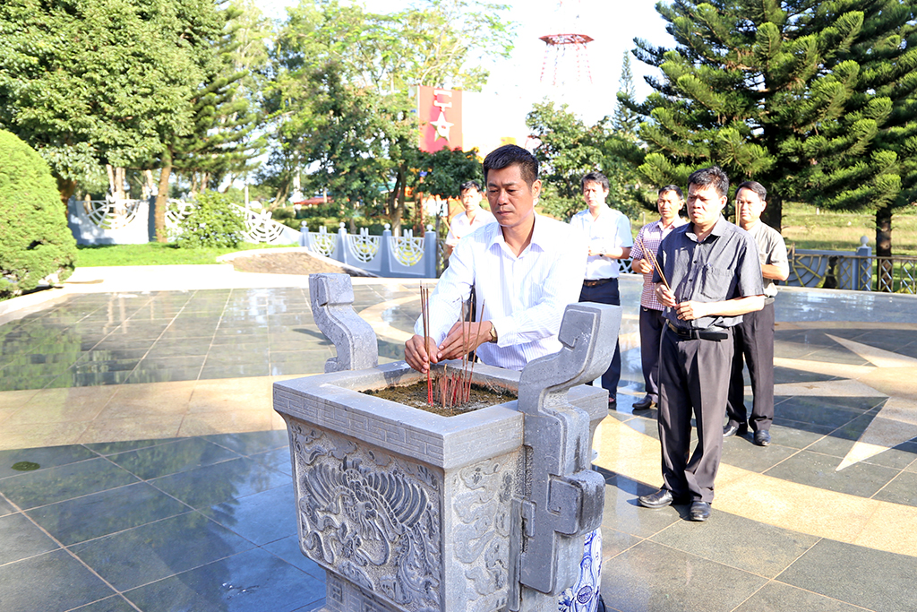 Sở Thông tin và Truyền thông viếng Đài tưởng niệm các liệt sỹ Giao bưu – Thông tin liên lạc Tây Nguyên