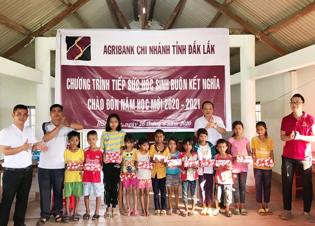 Agribank Đắk Lắk tặng 1.100 cuốn vở cho học sinh tại buôn kết nghĩa