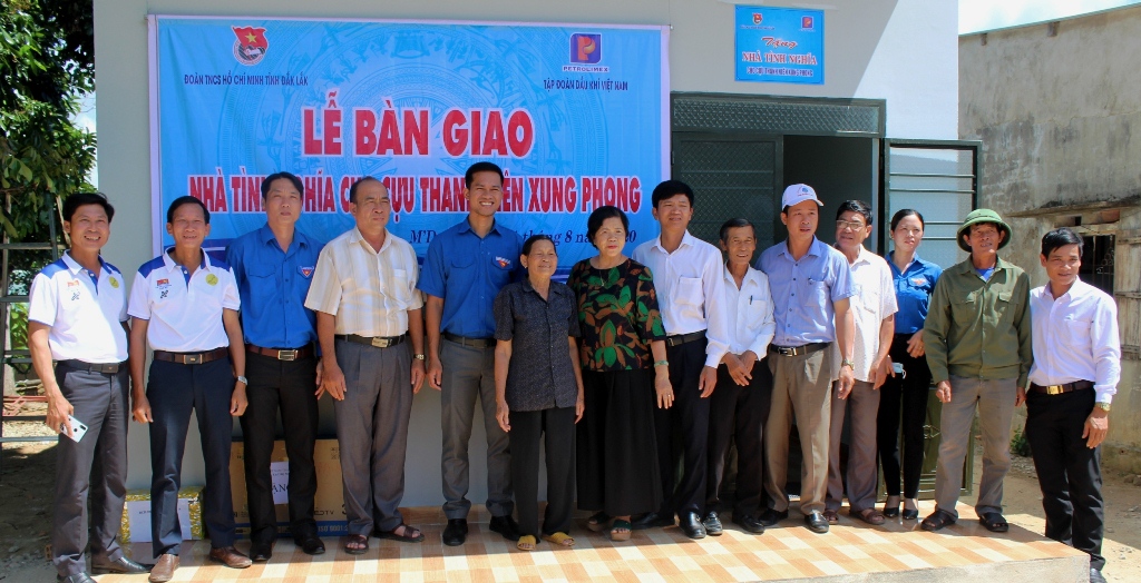 Bàn giao nhà nhân ái cho các hoàn cảnh đặc biệt khó khăn về nhà ở