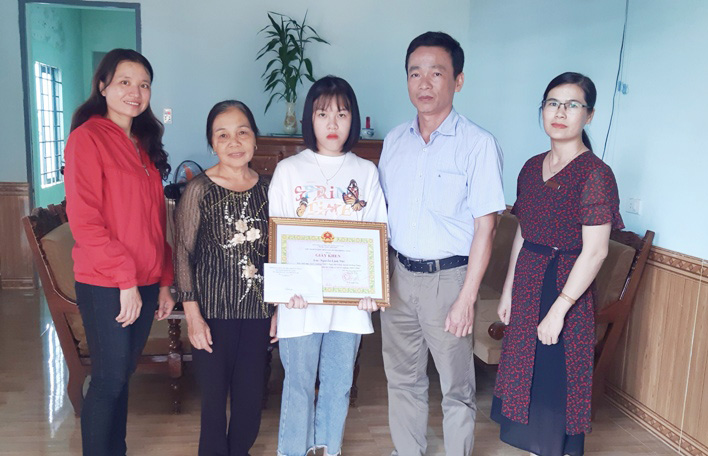 Động viên, khen thưởng học sinh có hoàn cảnh khó khăn đạt điểm cao trong Kỳ thi tốt nghiệp THPT đợt 1 năm 2020