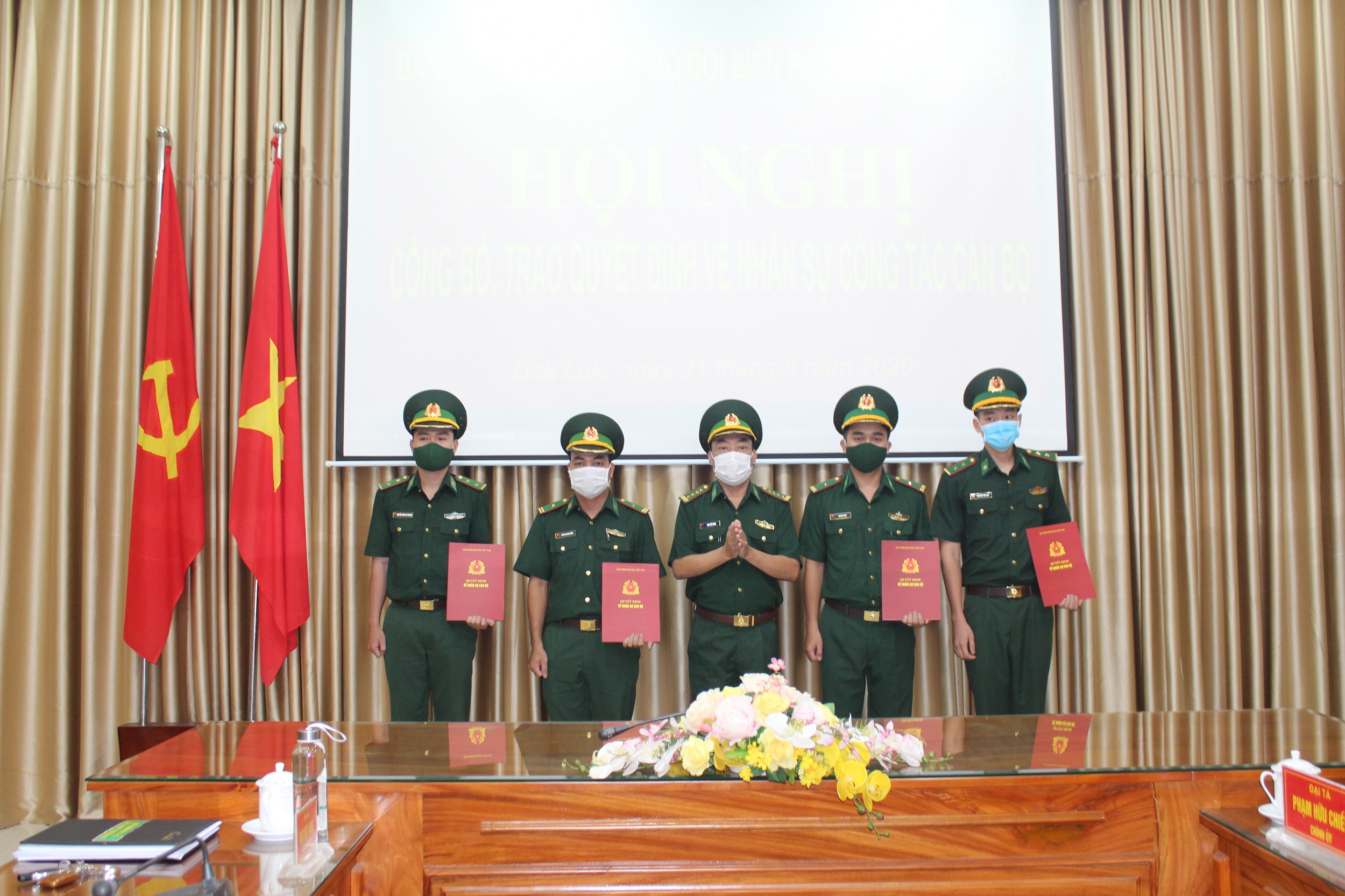 Trao quyết định cho các sĩ quan hoàn thành nhiệm vụ tăng cường