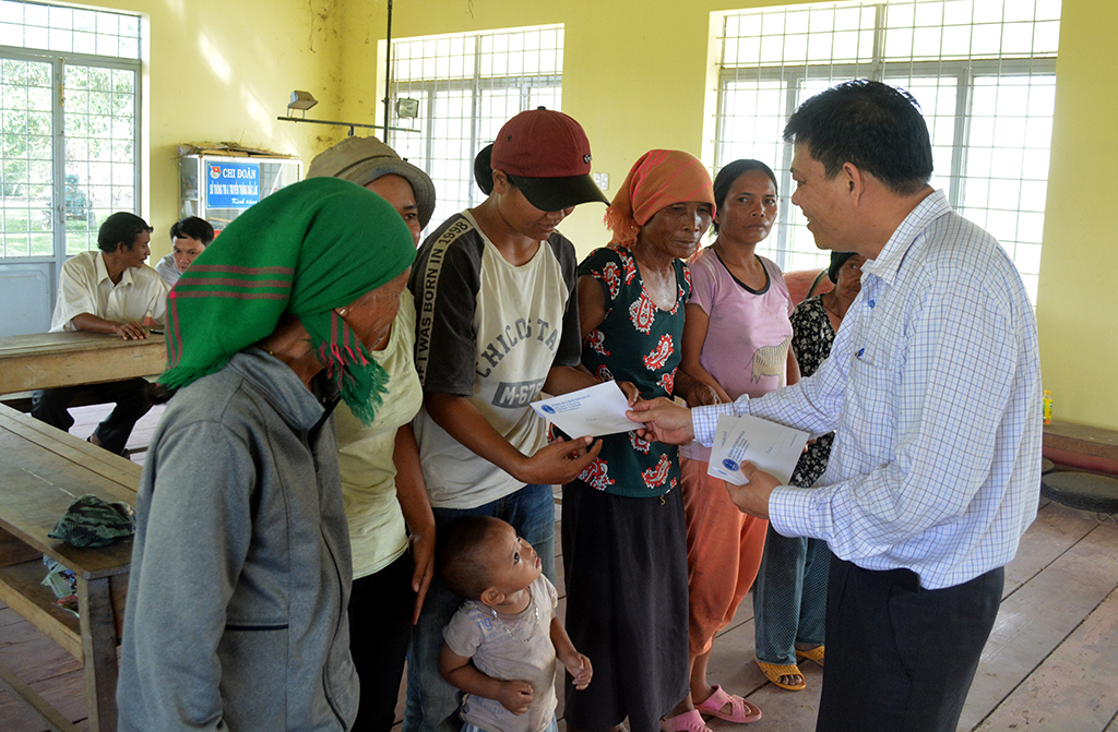 Đoàn công tác của Sở Thông tin và Truyền thông thăm, tặng quà buôn kết nghĩa