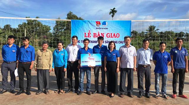 Huyện đoàn Cư Kuin bàn giao công trình thanh niên