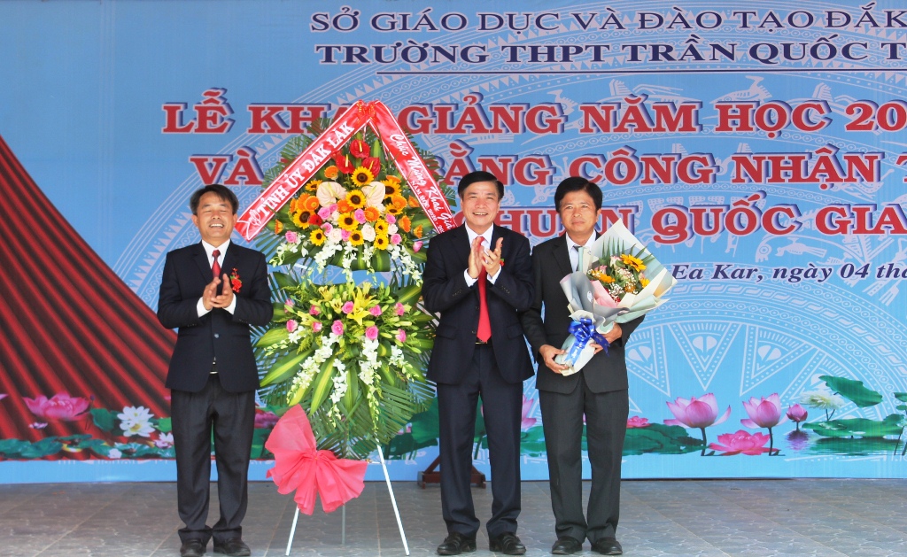 Bí thư Tỉnh ủy dự Lễ khai giảng năm học mới tại Trường THPT Trần Quốc Toản huyện Ea Kar