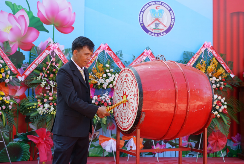 Trường THPT Buôn Đôn đón nhận Bằng công nhận trường chuẩn Quốc gia và khai giảng năm học mới