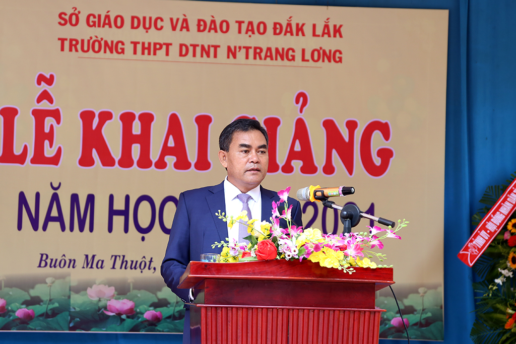 Phó Bí thư Tỉnh ủy, Chủ tịch HĐND tỉnh Y Biêr Niê dự khai giảng năm học mới cùng thầy trò trường THPT nội trú Nơ Trang Lơng