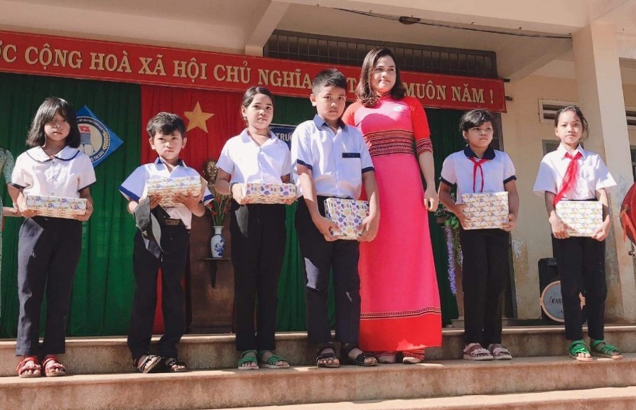 Trao quà cho học sinh nghèo có hoàn cảnh khó khăn nhân dịp năm học mới 2020-2021