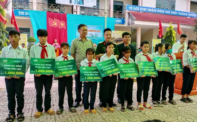 Viettel trao 24.300 suất học bổng “Vì em hiếu học”