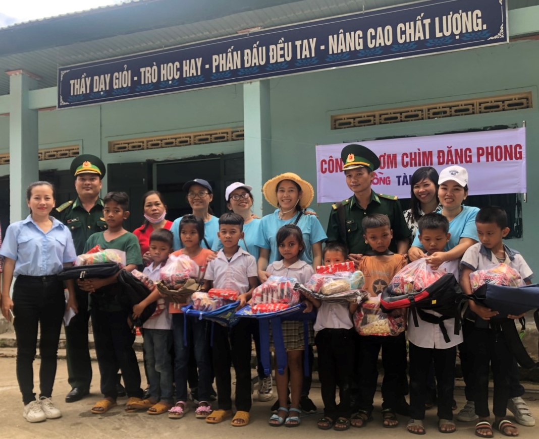 Trao 100 suất quà cho các em học sinh khó khăn ở khu vực biên giới