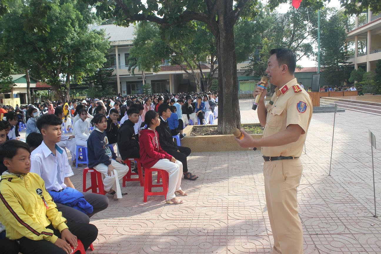 Tuyên truyền về Luật Giao thông đường bộ cho học sinh