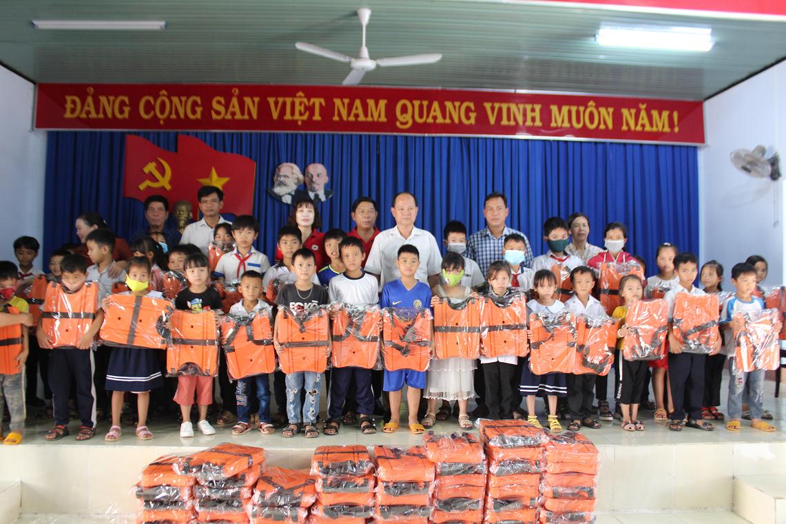 Tặng 100 áo phao cho học sinh tiểu học và THCS