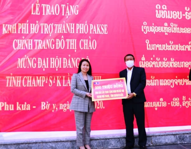 Đắk Lắk trao 200 triệu đồng hỗ trợ thành phố Pakse, tỉnh Champasak (Lào) chỉnh trang đô thị