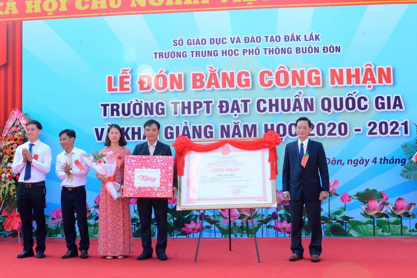 Buon Don High School recognized as National Standard School and organizes opening ceremony for new school year