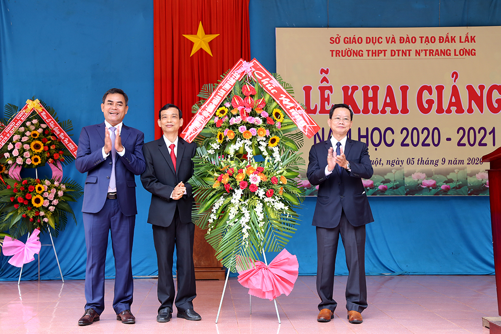 Deputy Secretary of Provincial Party Committee, Chairman of Provincial People's Council Y Bier Nie attends opening ceremony for new school year at No Trang Long Ethnic Boarding High School