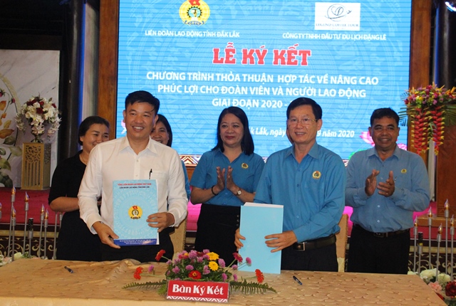 Liên đoàn Lao động tỉnh ký kết thỏa thuận hợp tác về nâng cao phúc lợi cho đoàn viên  và người lao động giai đoạn 2020-2023
