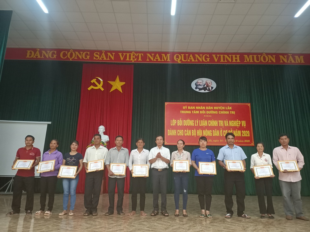 Bế giảng lớp Bồi dưỡng lý luận chính trị và nghiệp vụ dành cho cán bộ Nông dân ở cơ sở năm 2020