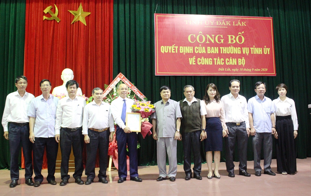 Công bố và trao quyết định của Ban Thường vụ Tỉnh ủy về công tác cán bộ