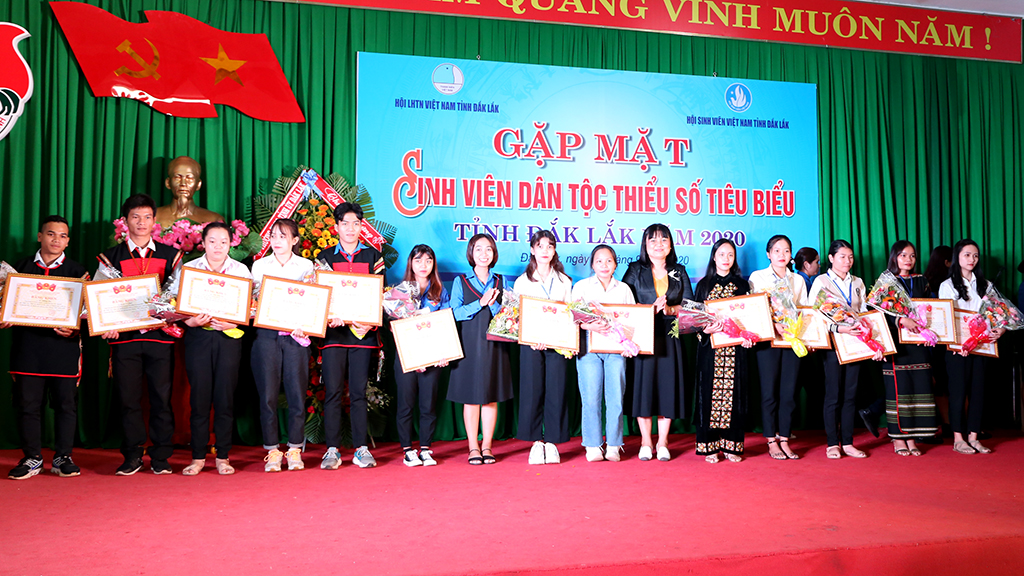 Tuyên dương 50 sinh viên dân tộc thiểu số tiêu biểu toàn tỉnh