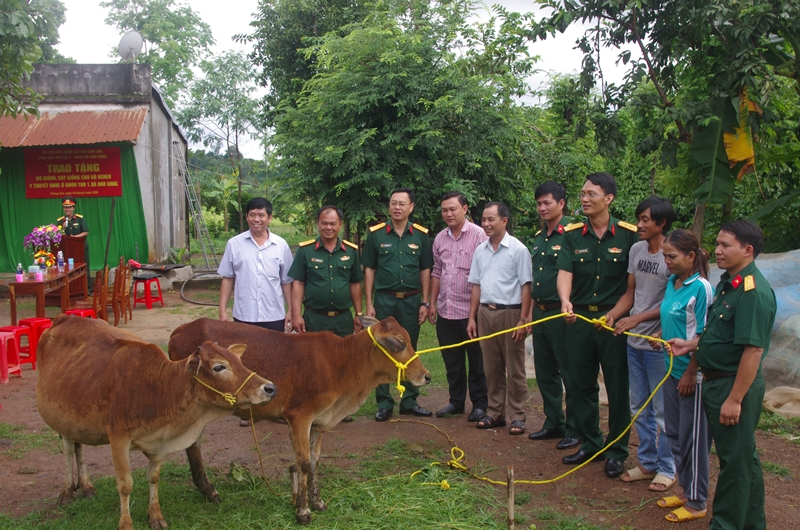 Trao tặng bò giống cho hộ nghèo tại huyện Krông Ana