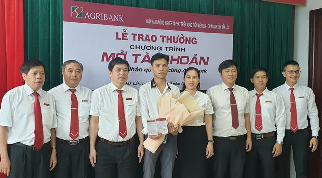 Agribank Dak Lak awards winners of promotion program 