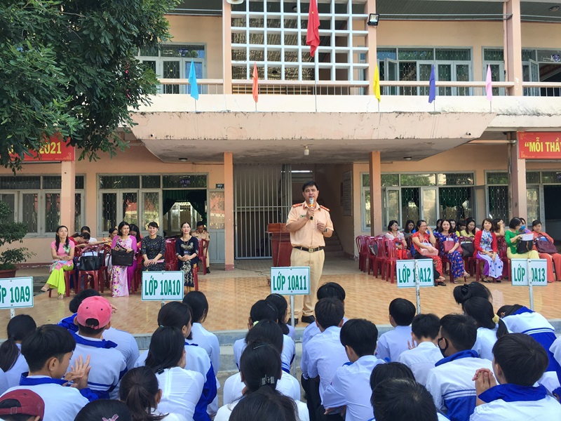 Tuyên truyền an toàn giao thông cho trên 1.400 cán bộ, giáo viên, học sinh Trường THPT Nguyễn Tất Thành, huyện M'Đrắk