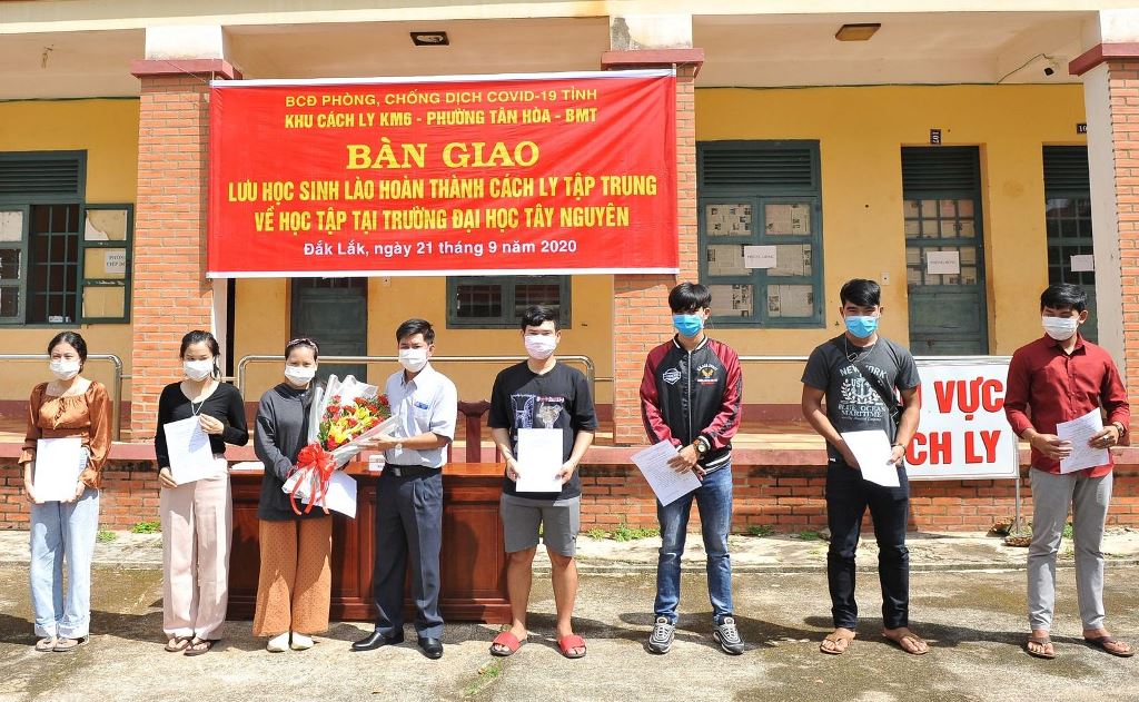 Trao chứng nhận hoàn thành cách ly tập trung cho các du học sinh Lào