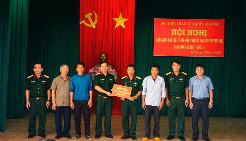 Bàn giao tài liệu thu nhận được sau chiến tranh