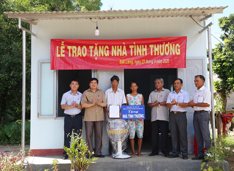 Trao nhà Tình thương tặng hộ nghèo tại huyện Lắk và Krông Pắk