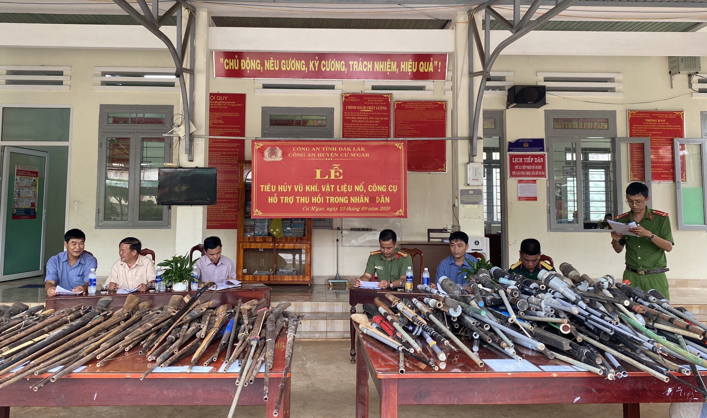 Công an huyện Cư M'gar tổ chức tiêu hủy vũ khí, vật liệu nổ, công cụ hỗ trợ