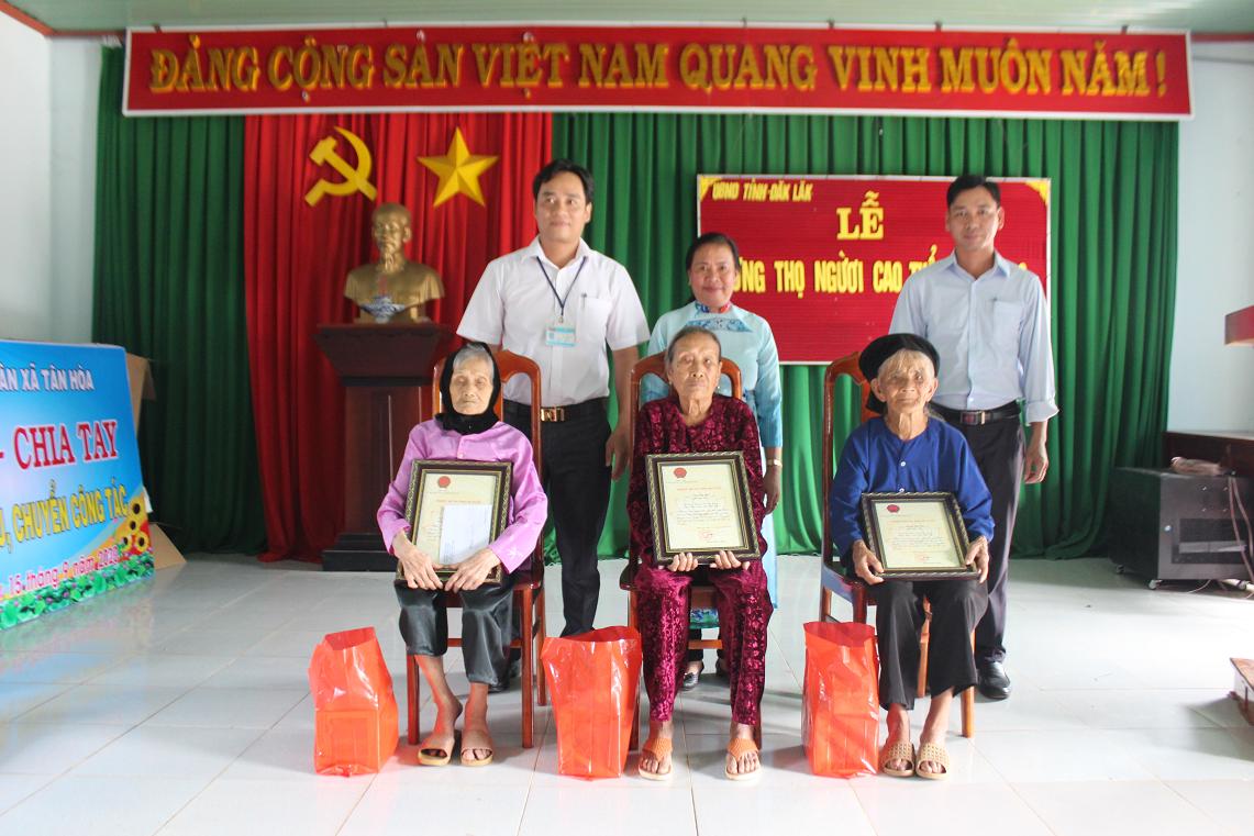 Thăm, tặng quà, chúc thọ người cao tuổi nhân Ngày quốc tế Người cao tuổi 01/10