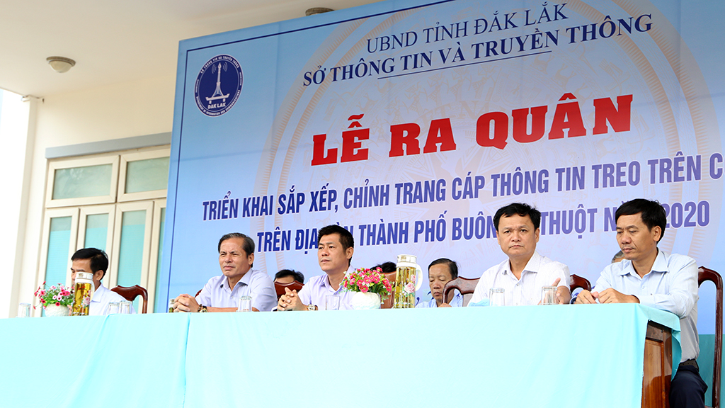 Ra quân sắp xếp, chỉnh trang cáp thông tin treo trên cột điện trên địa bàn thành phố Buôn Ma Thuột