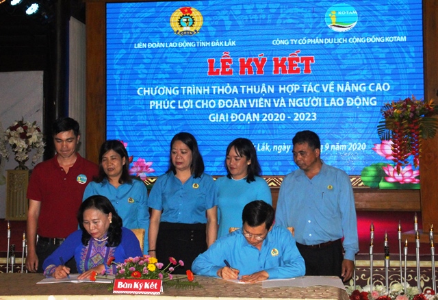 Dak Lak Confederation of Labor signs cooperation agreement on improving welfare of union members and employees during 2020-2023