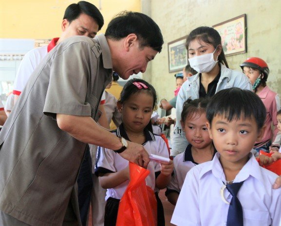 Bí thư Tỉnh ủy trao 100 suất quà trung thu cho các em thiếu nhi huyện Krông Bông