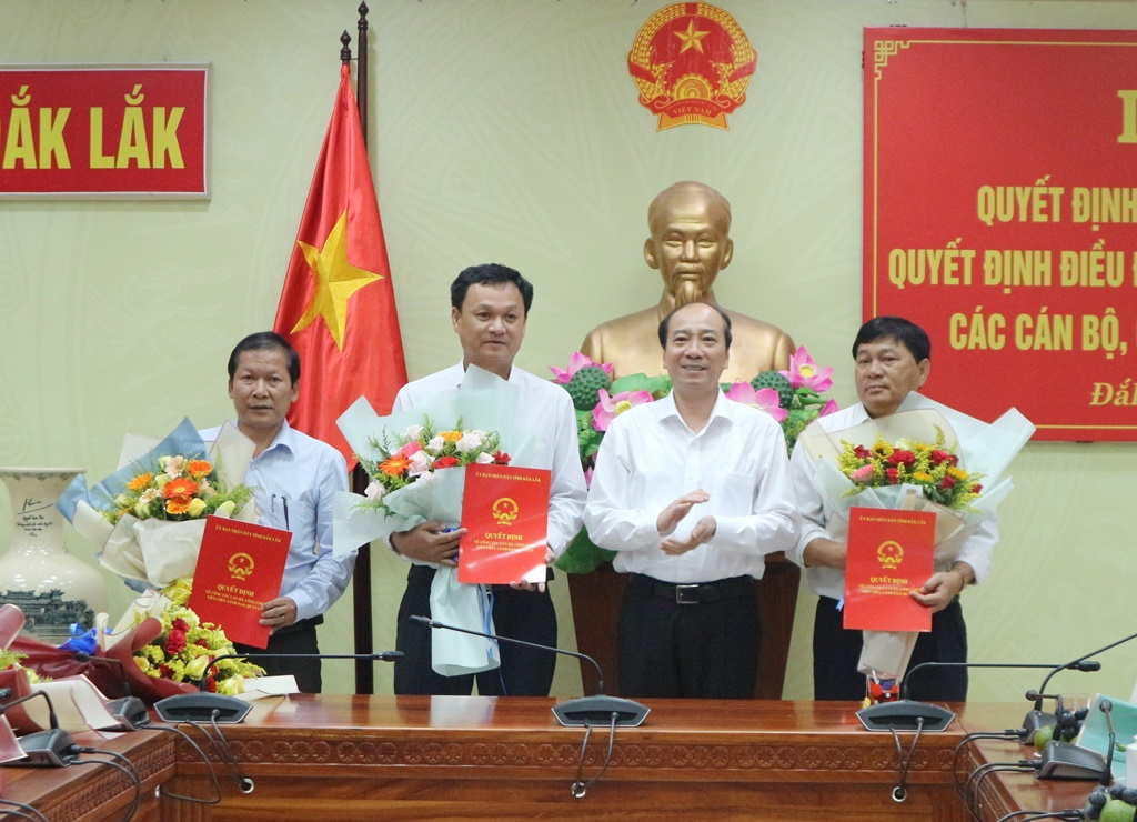 UBND tỉnh trao Quyết định nghỉ hưu, điều động, giao quyền