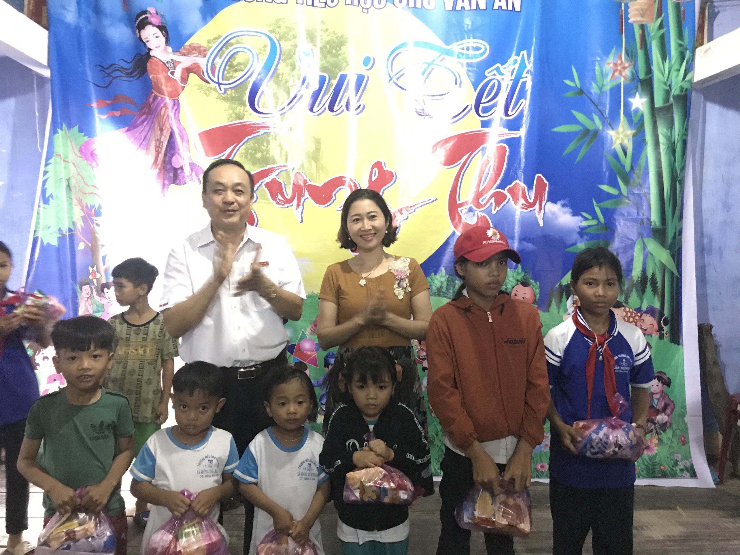 Agribank Chi nhánh M’Đrắk tặng quà Trung thu cho thiếu nhi