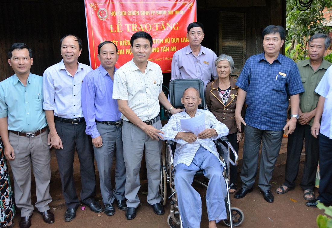 Trao sổ tiết kiệm cho hội viên Cựu chiến binh