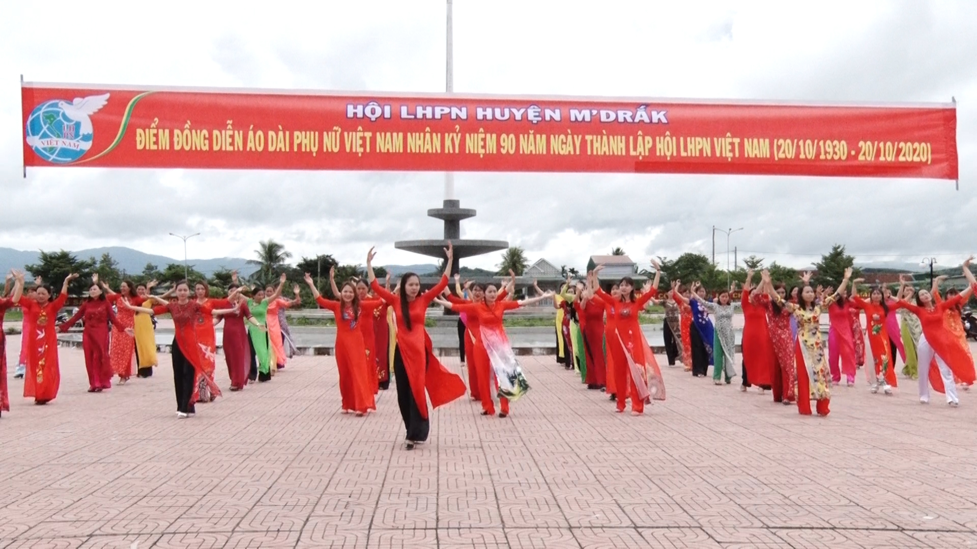 Hội Liên hiệp Phụ nữ huyện M’Đrắk tổ chức Chương trình “Đồng diễn áo dài”