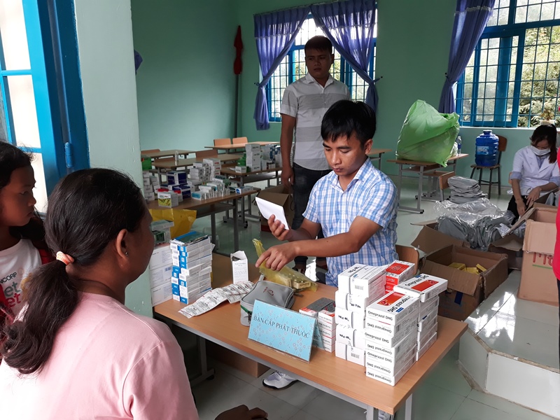 Tổ chức chương trình khám bệnh cấp thuốc miễn phí cho người dân