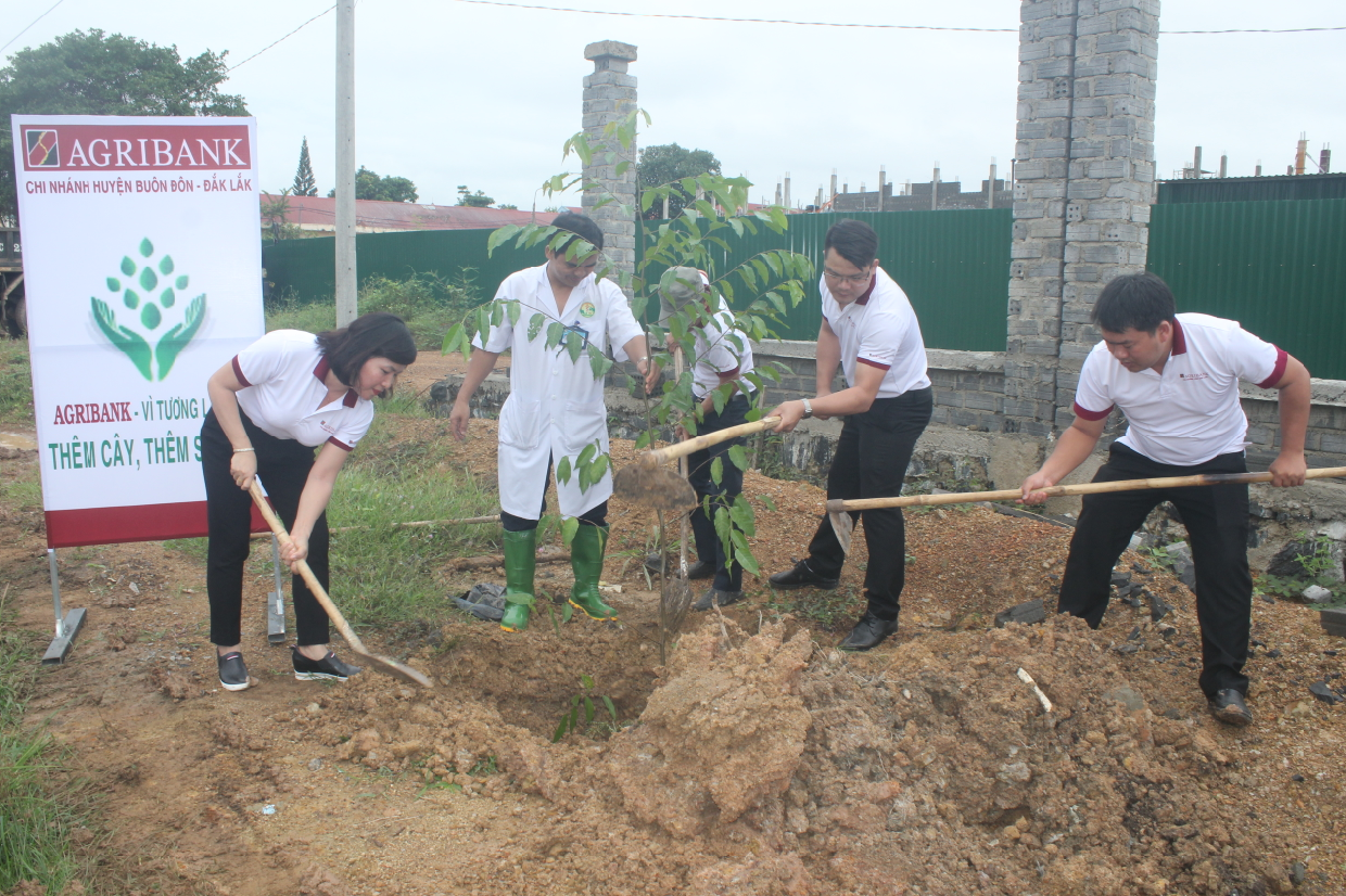 Agribank Buôn Đôn hưởng ứng phong trào “Một triệu cây xanh - Thêm cây, thêm sự sống”