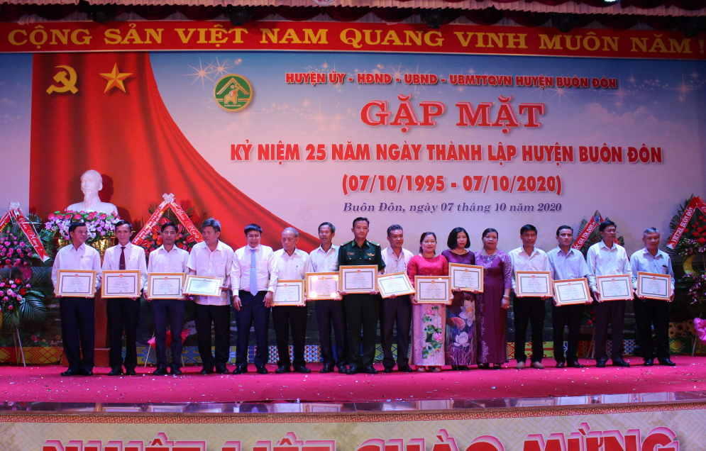 Gặp mặt kỷ niệm 25 năm thành lập huyện Buôn Đôn