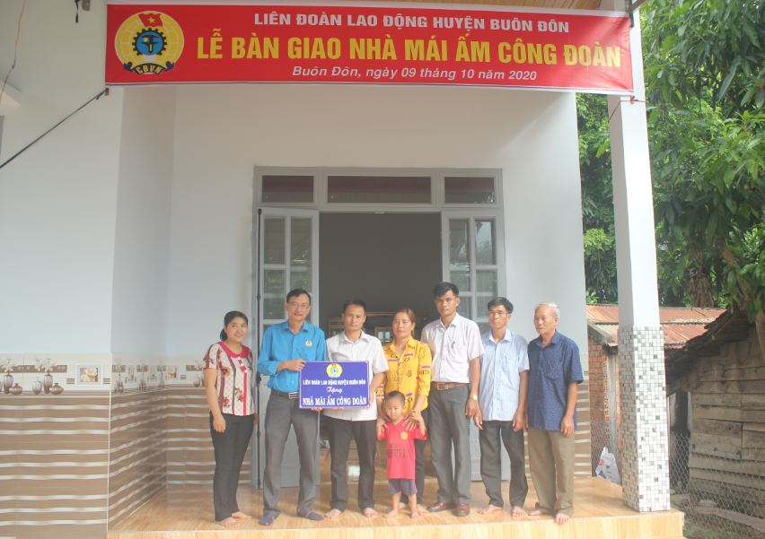 Bàn giao nhà “Mái ấm Công đoàn” cho đoàn viên có hoàn cảnh khó khăn