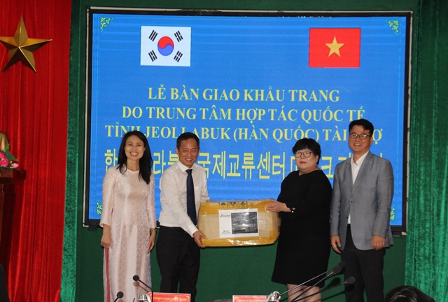 Bàn giao 20.000 khẩu trang do Trung tâm hợp tác quốc tế tỉnh Jeollabuk (Hàn Quốc) tài trợ cho các trường học