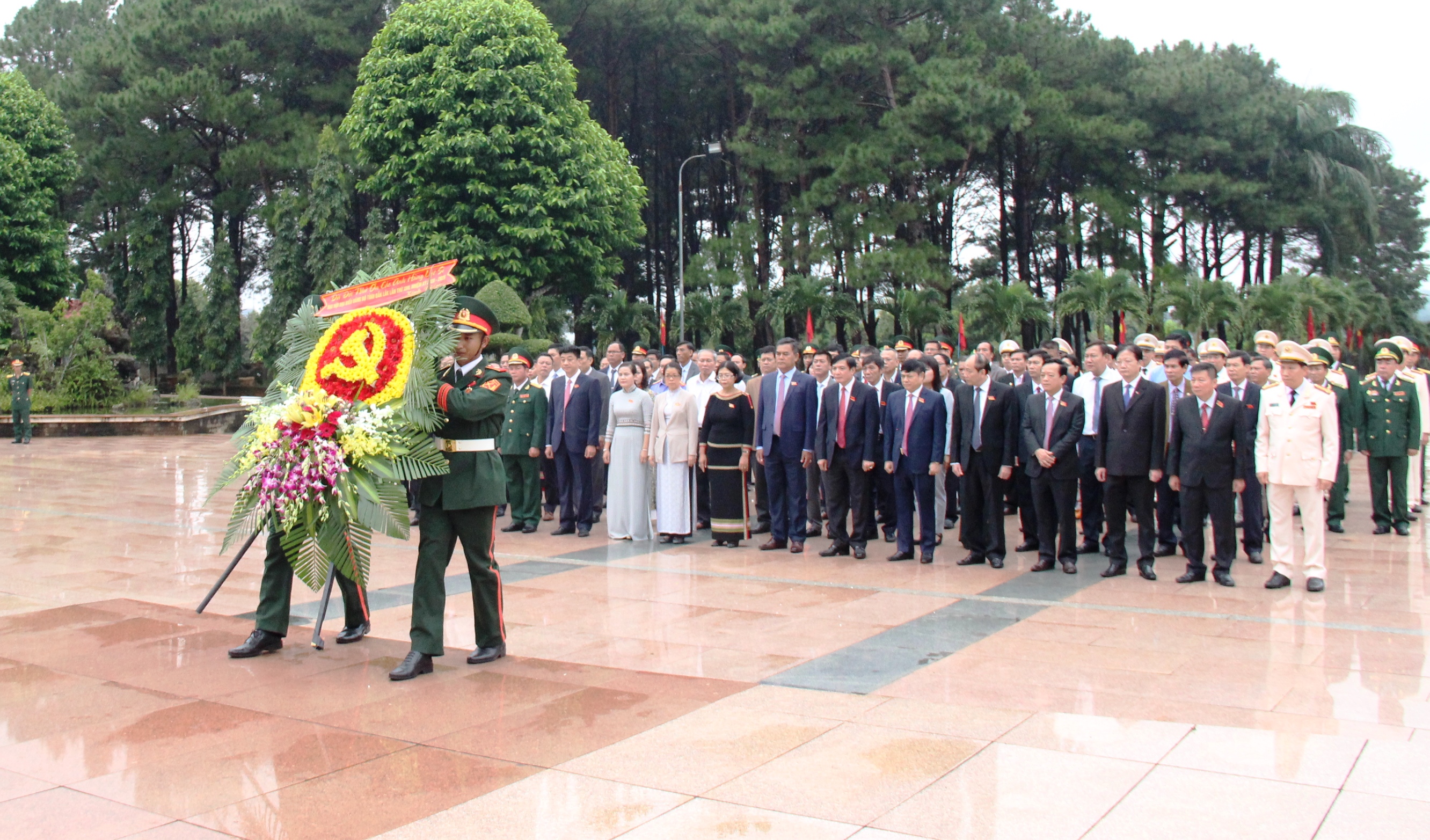 Đoàn đại biểu dự Đại hội Đảng bộ tỉnh lần thứ XVII viếng Nghĩa trang liệt sỹ tỉnh