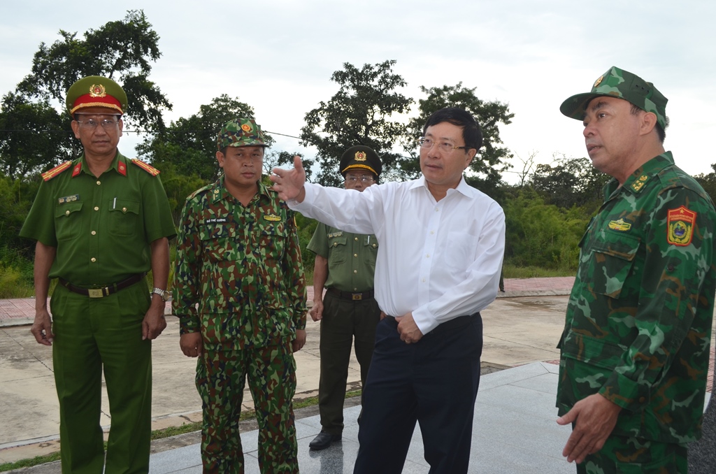 Phó Thủ tướng Chính phủ, Bộ trưởng Bộ Ngoại giao Phạm Bình Minh thăm cán bộ, chiến sĩ Bộ đội Biên phòng tỉnh Đắk Lắk