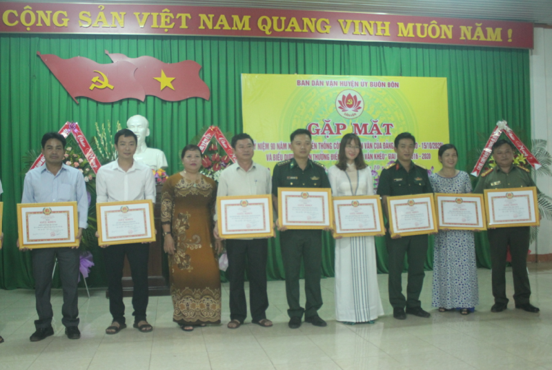 Gặp mặt kỷ niệm 90 năm Ngày truyền thống công tác dân vận của Đảng