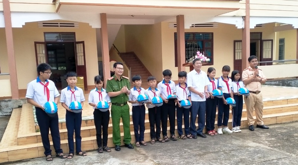 Tuyên truyền an toàn giao thông cho học sinh các trường THCS trên địa bàn huyện M'Đrắk