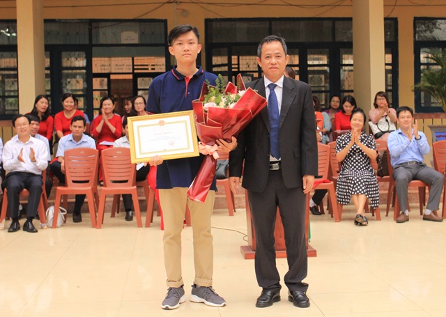 Trao Bằng khen của UBND tỉnh tặng Á quân Đường lên đỉnh Olympia lần thứ 20
